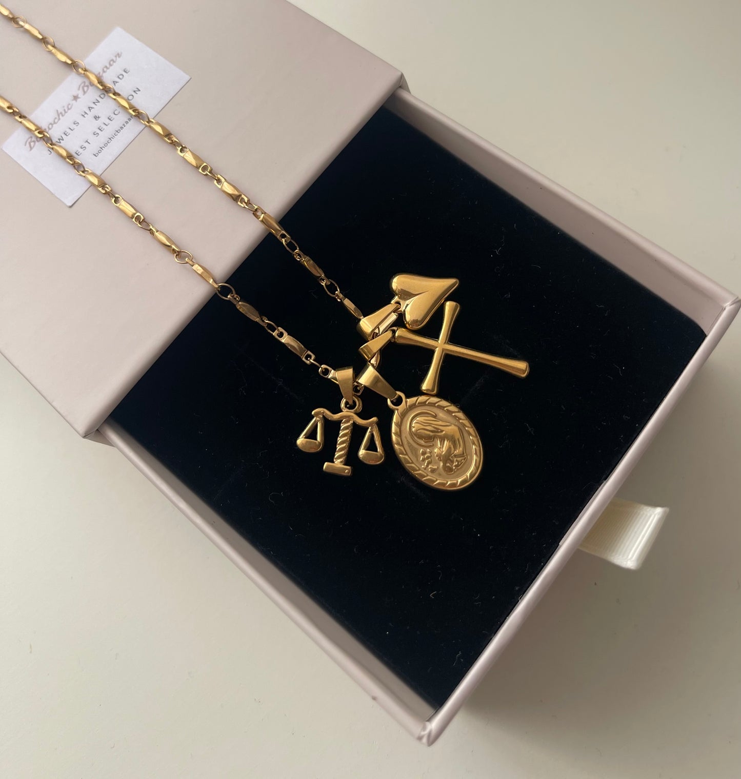 Balance necklace