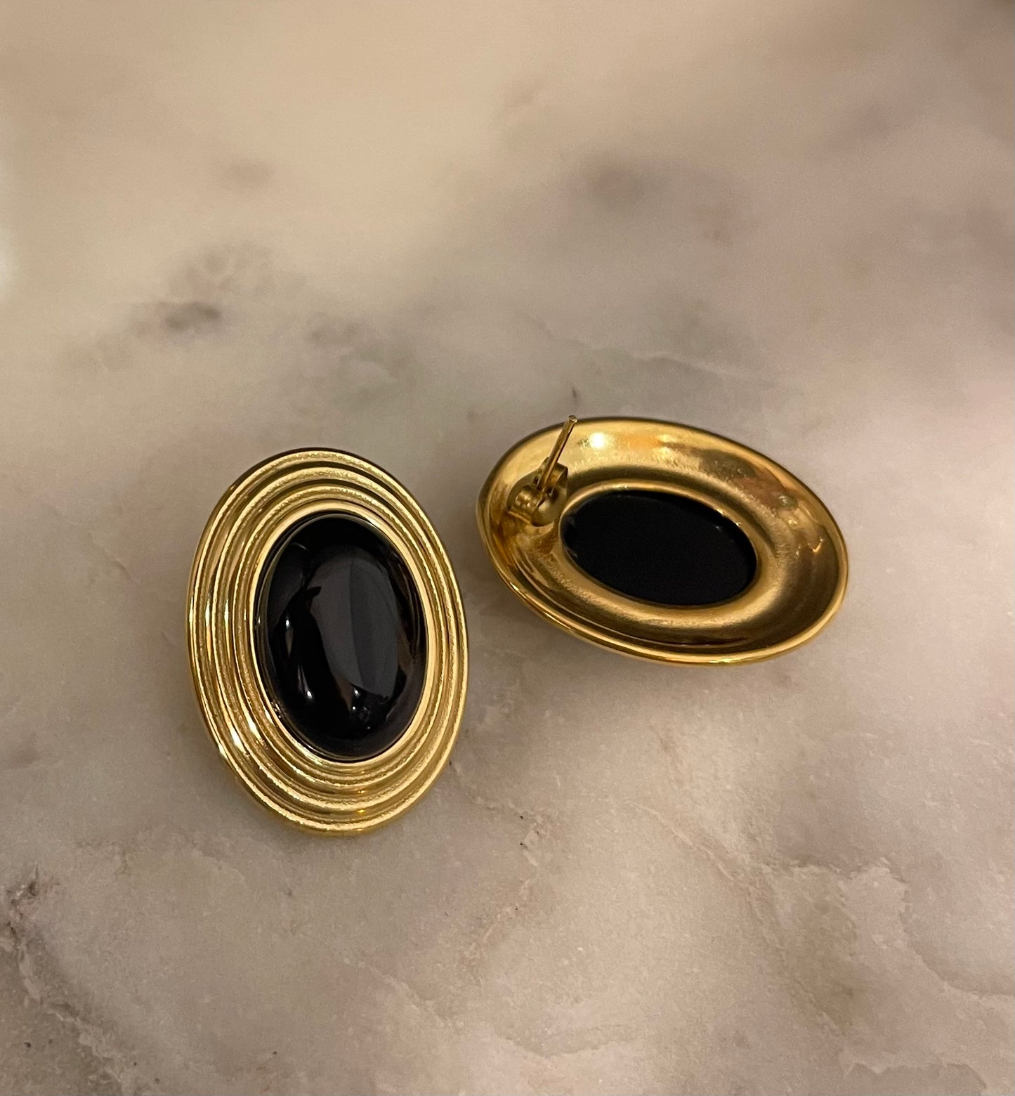 Oval Vintage Black