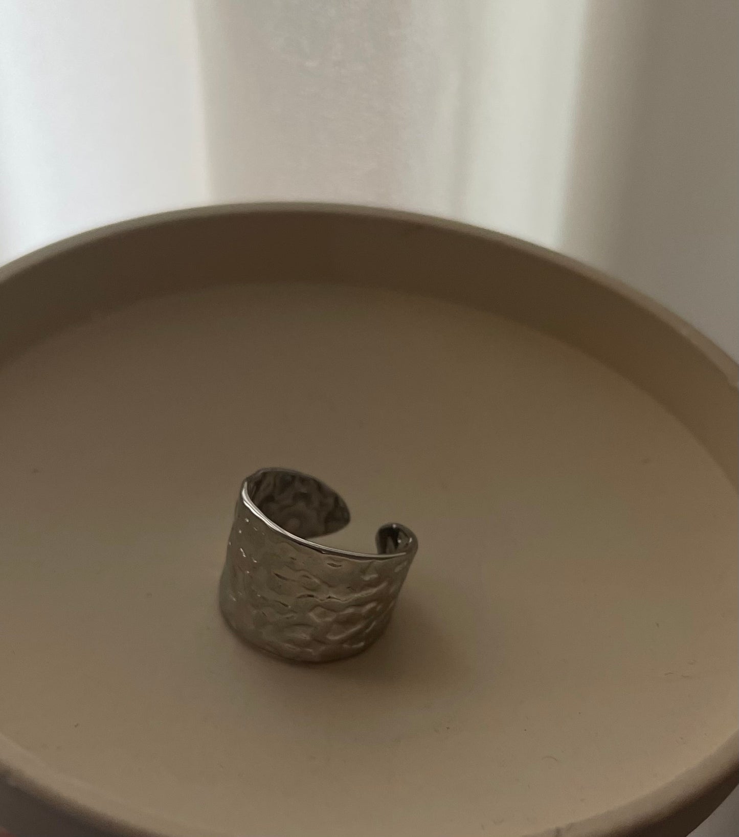 Anello fascia larga martellato