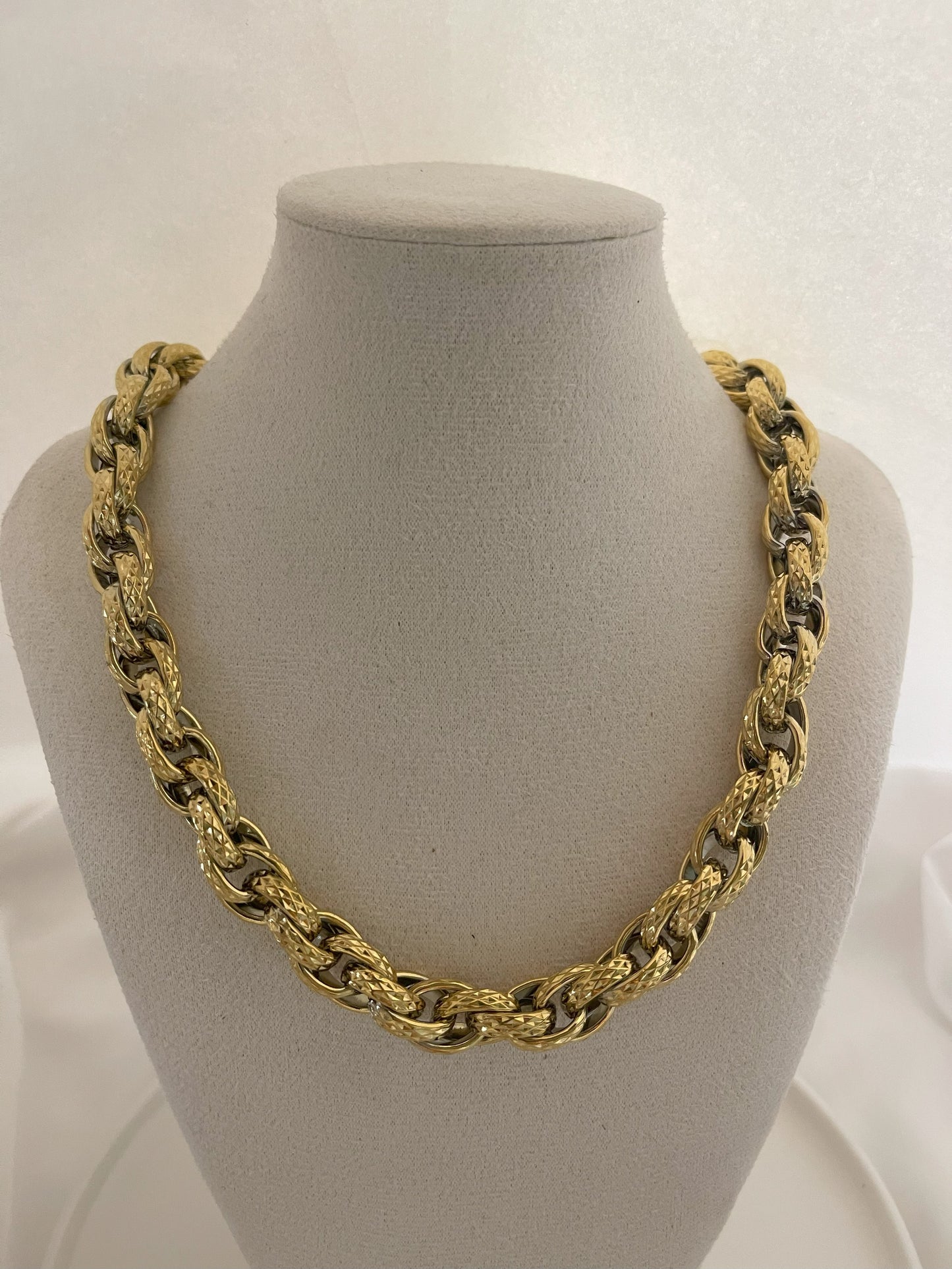 COLLIER  LYS