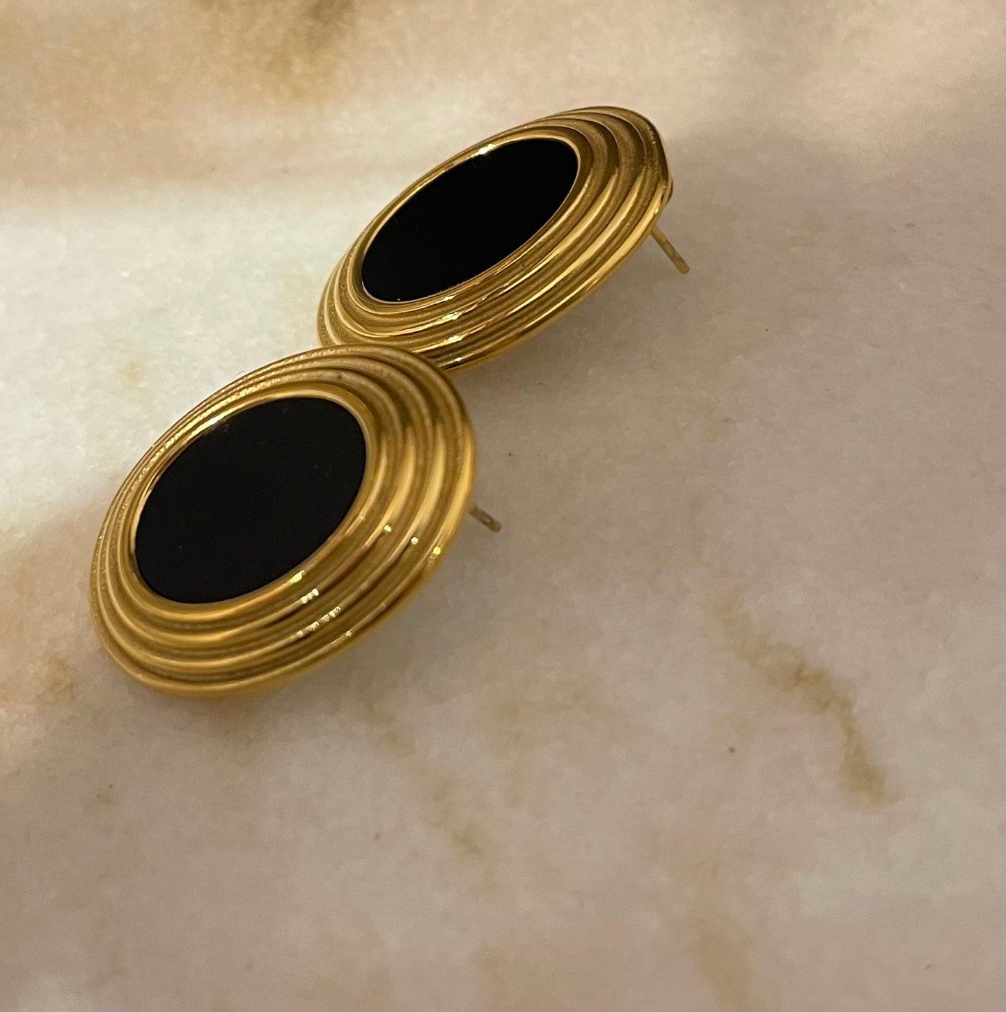 Oval Vintage Black