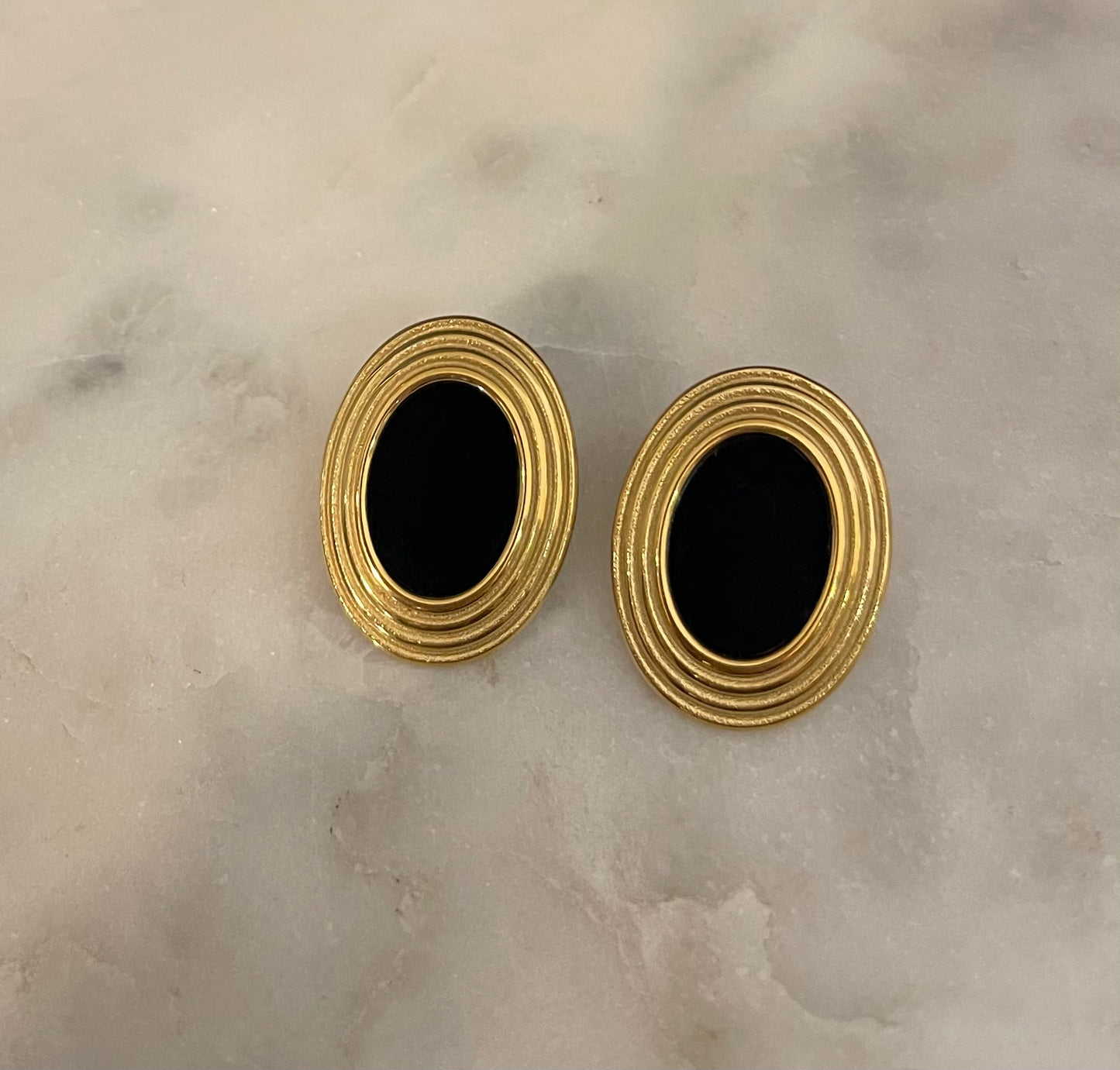 Oval Vintage Black
