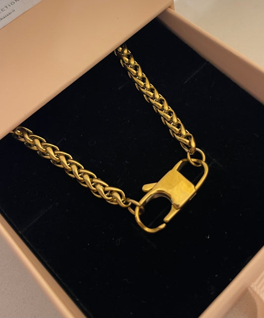 COLLIER SANTHAN
